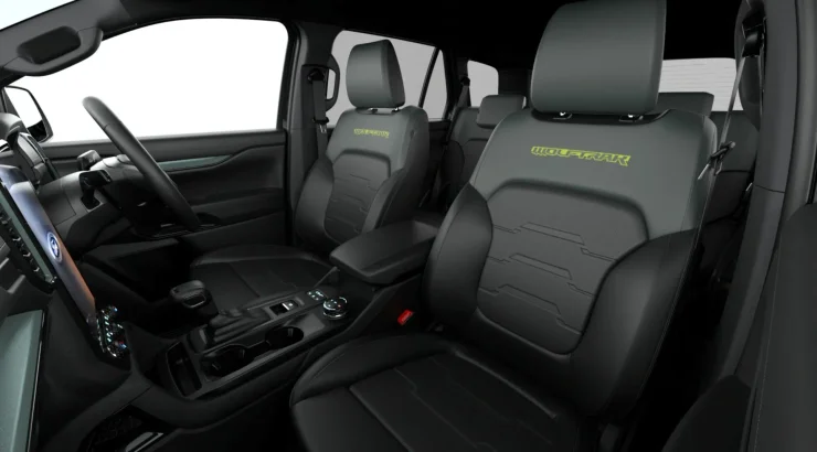 Кожаный салон Ford Everest Wolftrak с вышитыми эмблемами на спинках сидений