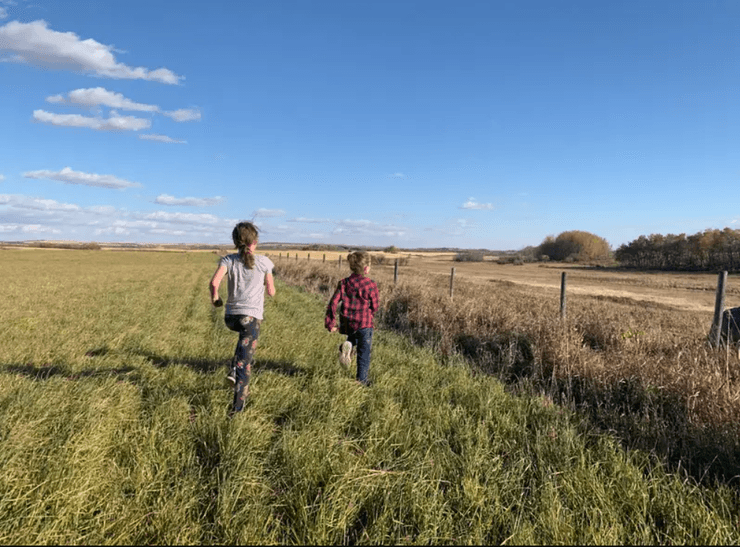 Діти жінки на фермі можуть бігати по безкраїх преріях