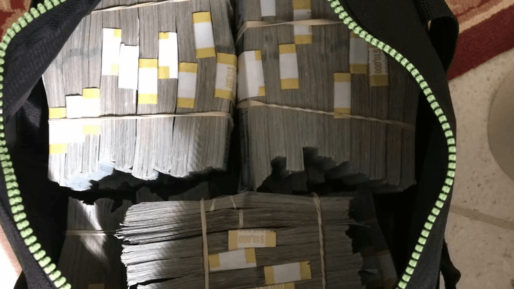 Пачки долларов, обнаруженные внутри старого сейфа в заброшенном складском помещении, купленном за 500 долларов