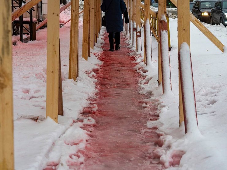 кровавые сосульки, кровавый снег, красные сосульки, красный снег