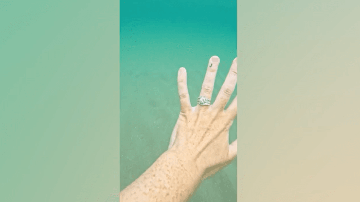 Американка знайшла каблучку на дні океану