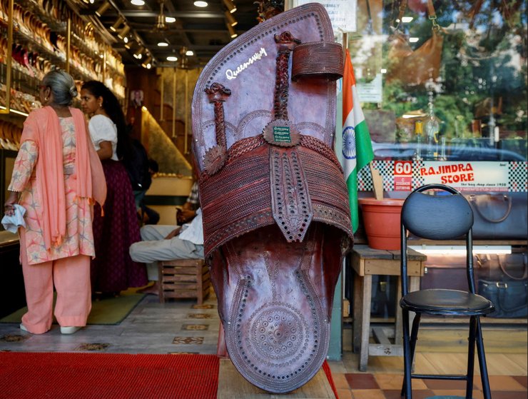 Дизайн Prada почти полностью повторяет традиционную индийскую обувь