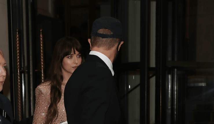 Дакота Джонсон и Крис Мартин