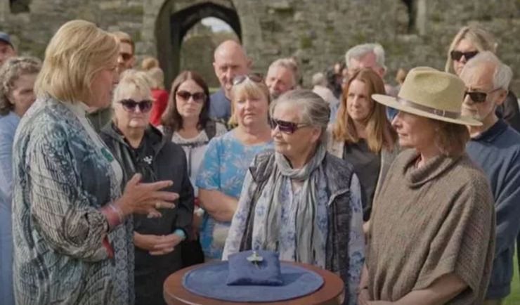 Женщина принесла брошь на шоу и узнала, что ее брошь стоит настоящее состояние, курьезы, ювелирные изделия, украшения