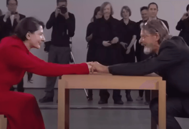 Художниця, Марина Абрамович, хотіла померти, незвичайна виставка, люди робили все що хотіли, Rhythm 0, мовчки стояла, приставили пістолет до голови