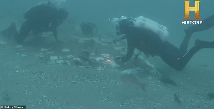 Дайверы исследуют фрагмент шаттла "Челленджер"