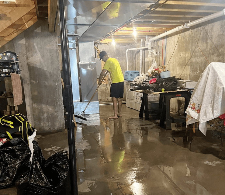 Мужчина убирает