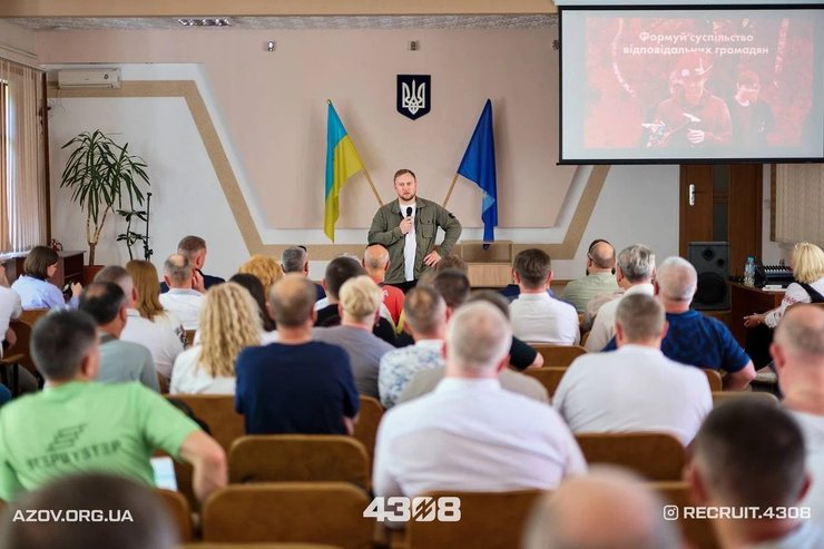 Інформаційна зустріч рекрутингової кампанії "Азовська школа" 1-го корпусу НГУ "Азов" з потенційними кандидатами у навчальному залі