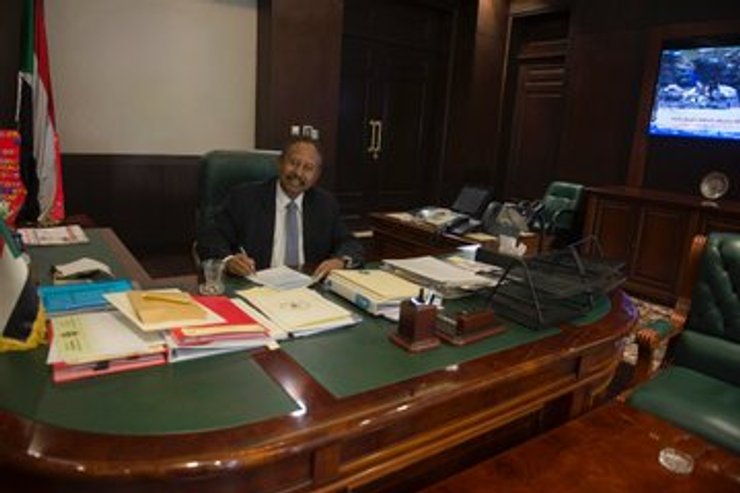 Премьер-министр Судана Абдалла Хамдук в своем рабочем кабинете после покушения на него