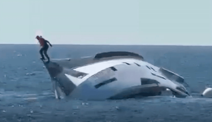 Чоловік стрибає в море з нової яхти, яка почала стрімко тонути
