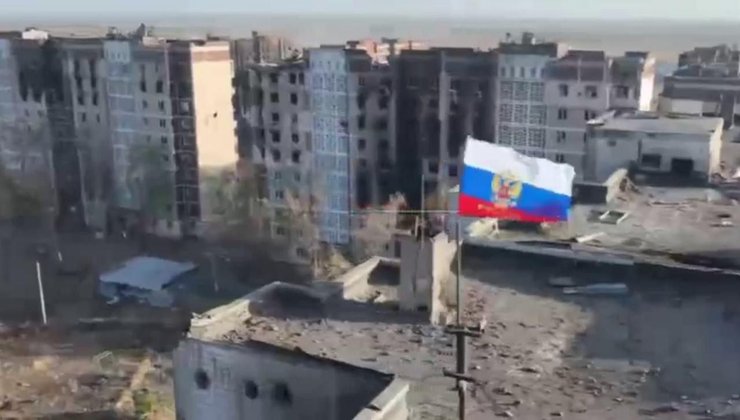 российский флаг. угледар, дома, многоэтажки