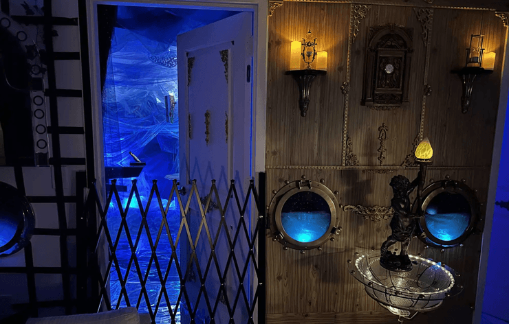 Коридор квартири Сари Болл, оформленої під "Титанік", з ілюмінаторами і морським підсвічуванням