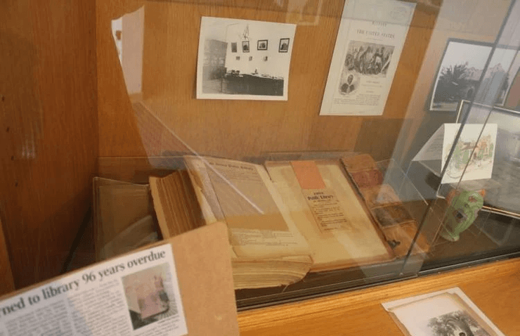 Давняя книга, книга, вернули в библиотеку, спустя 100 лет, история США, витрина, находка,