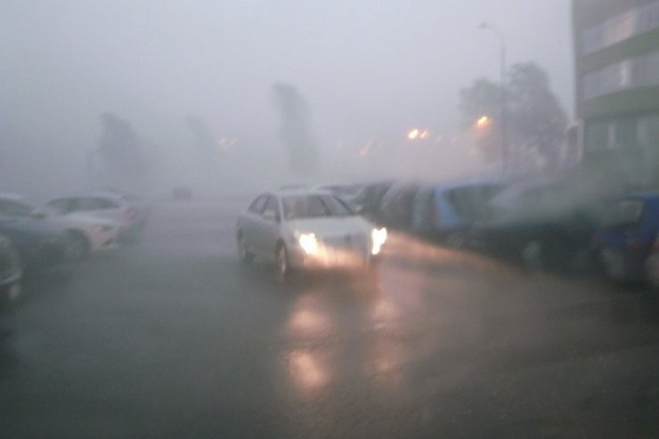 из-за урагана пострадали автомобили