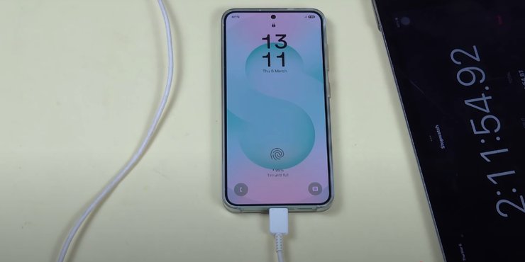 Samsung Galaxy S25 на зарядке