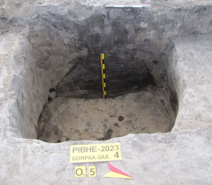 Україна, Рівне, Боярка, садиба, знахідка, археологія, археологи, дослідження, розкопки, підвіска, лунниця, намистина, скло, Київська Русь, історія, гребінь, Київ, поселення, артефакти