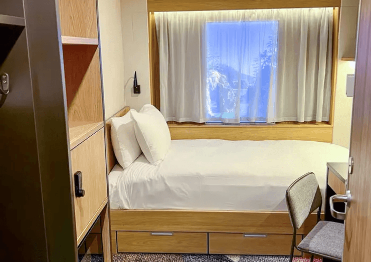 Круизный лайнер, судно, корабль, старый круизный лайнер, отель, отель на воде, живут рабочие, передвижной отель, удобства