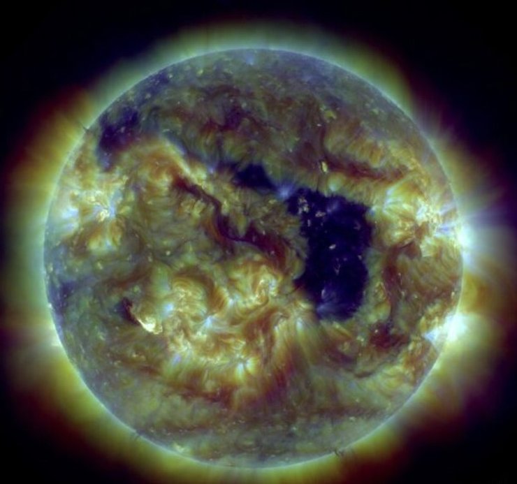 Сонце, корональна діра