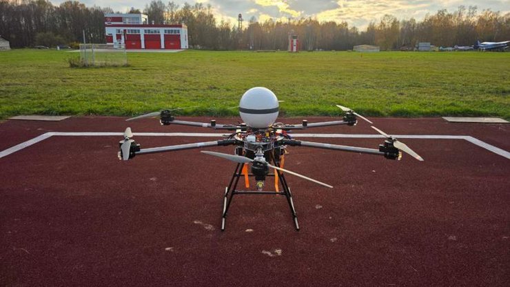 Дрон с терминалом спутниковой связи на аэродроме