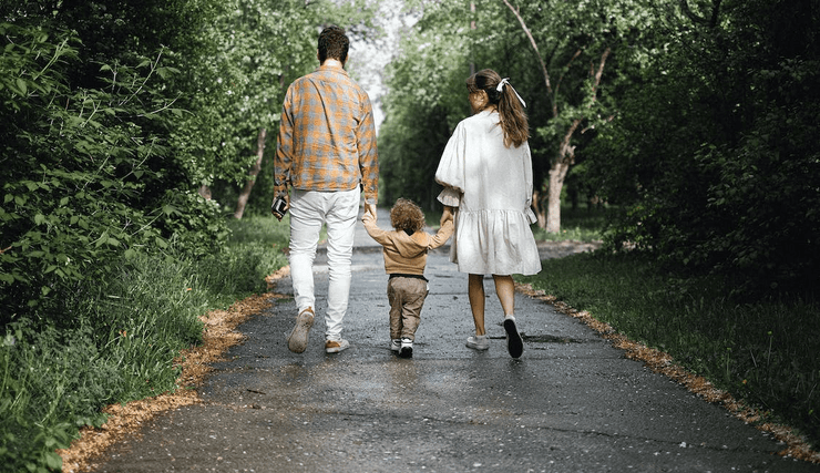 Семья, муж и жена, семья с ребенком, прогулка по парку, летняя прогулка, молодая семья,