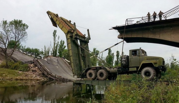 Спецтехніка відновлює зруйнований міст