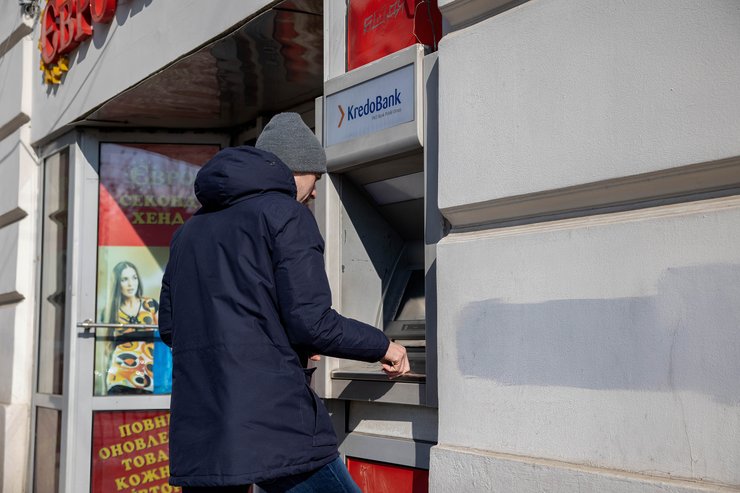 як працюють банки при віялових відключеннях, як працюють банки в Україні, віялові відключення банкомат, відключення від електроенергії банкомат, графік роботи банків при віялових відключеннях