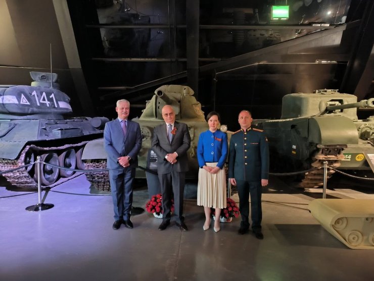 фото Гліба Десятникова на виставці зброї в Йорданії