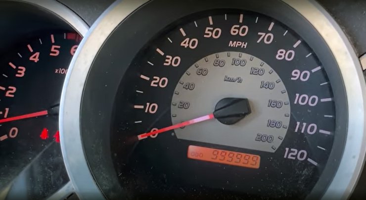 Одометр застыл на отметке 999 999 миль (1,6 млн километров)