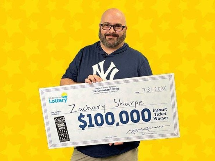 Победитель лотереи, лотерея, приз, выиграл в лотерею, крупная сумма, сорвал джекпот, ехал с концерта, деньги, лотерейный билет