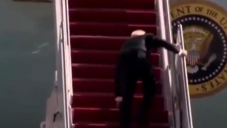 Известное фото со спотыкающимся и падающим во время подъема по трапу самолета Байденом стало символом неадекватности нынешней администрации США вызовам современности.