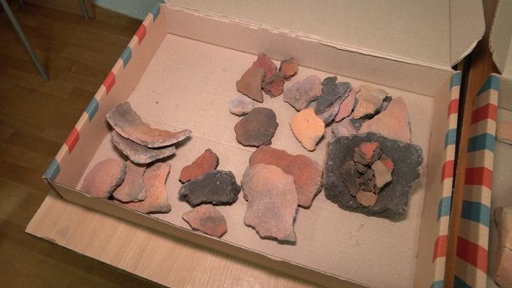 археологи, находка, ученые, посуда, глина, реконструкция, узоры, жилье, фрагменты, сосуд, горшок, поселение, музей