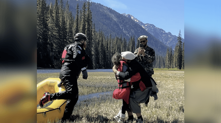 Спасли девочку, спасатели, лодка, потерялась в лесу, шла вдоль реки, потеряли ребенка