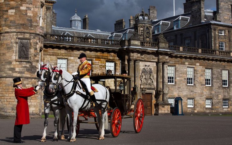 замок холируд, королевская резиденция, шотландский замок, замок в шотландии, королева елизавета, охрана королевы