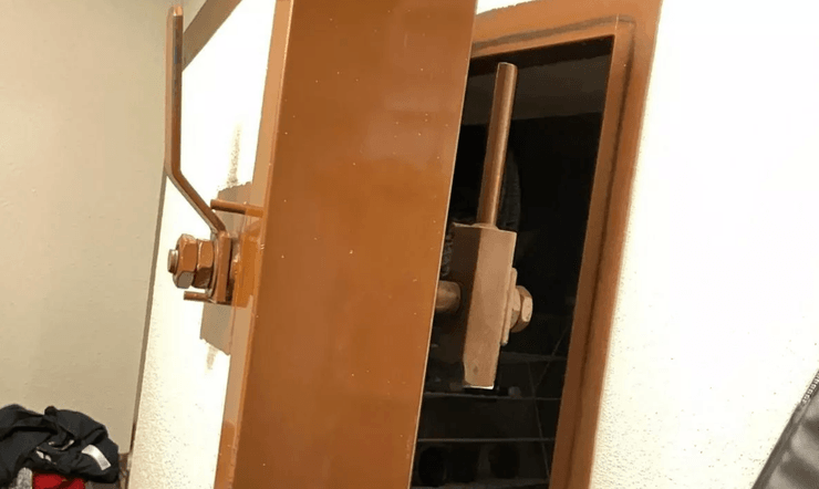 Толстая металлическая дверь ядерного бункера, установленного в жилом доме в нейтральной Швейцарии