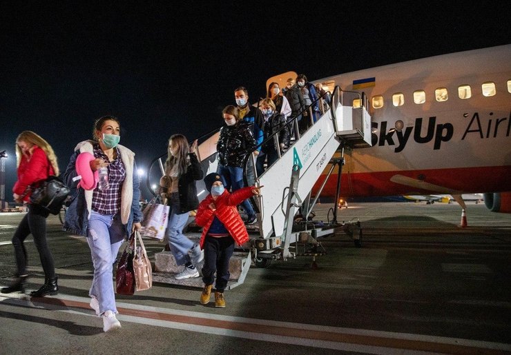 Самолет SkyUp летел из Португалии