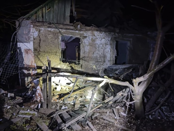 обстрел тяжелая артиллерия, обстрел Днепропетровская область, поврежденный дом