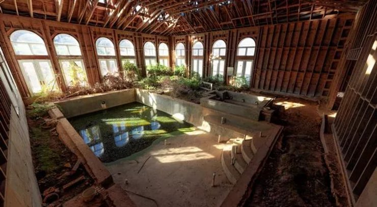 Заброшенный особняк, роскошные вещи, люксовые автомобили, руины, оставили гнить, заброшенный дом, богатый хирург, блогер, теплица, бассейн