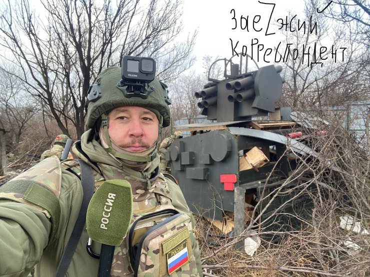 Пропагандист на фоне макета техники ВСУ