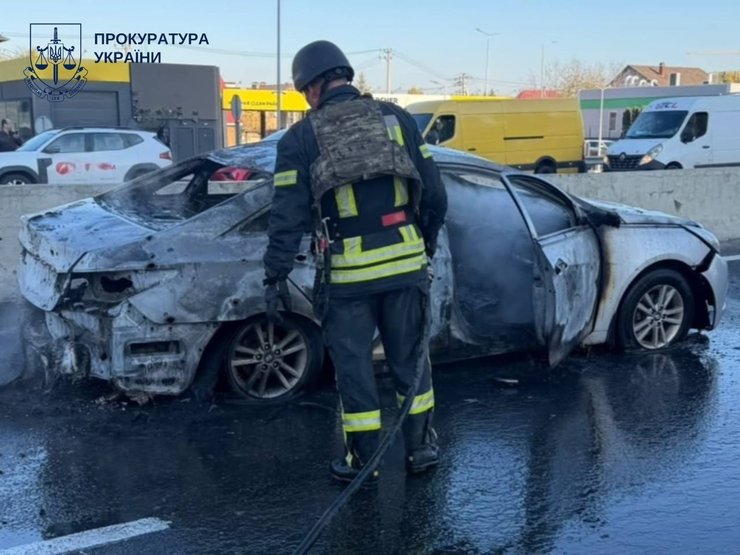 У Чабанах дрон впав на автомобіль на дорозі