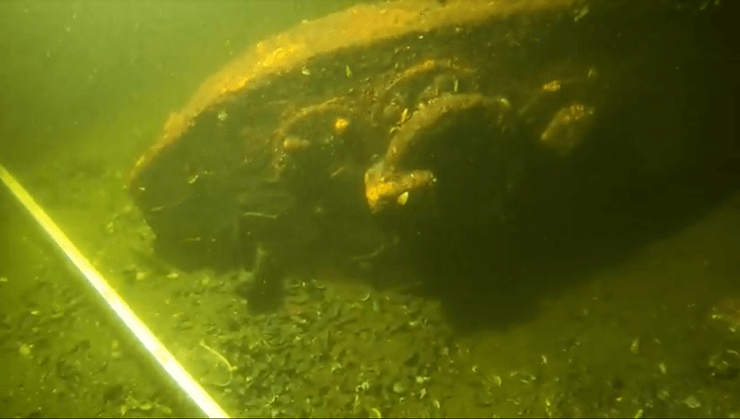 лафет пушки на дне Днепра