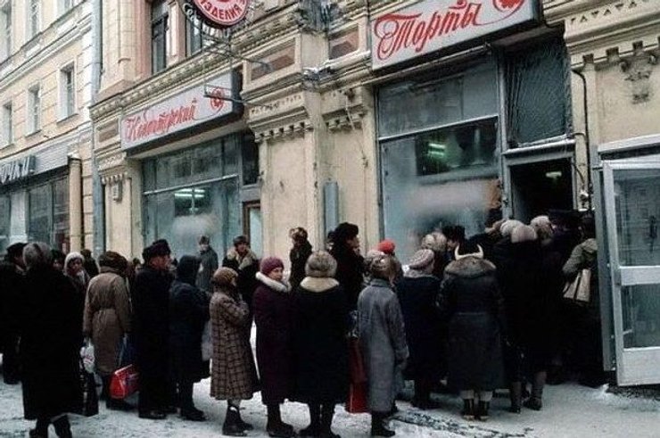 В советские времена "Киевский" торт можно было купить только в Киеве. Очереди с раннего утра стояли на улице Карла Маркса (ныне улица имени Архитектора Городецкого) перед киевской консерваторией, в Центральный гастроном, в фирменный магазин "Украинские сладости".