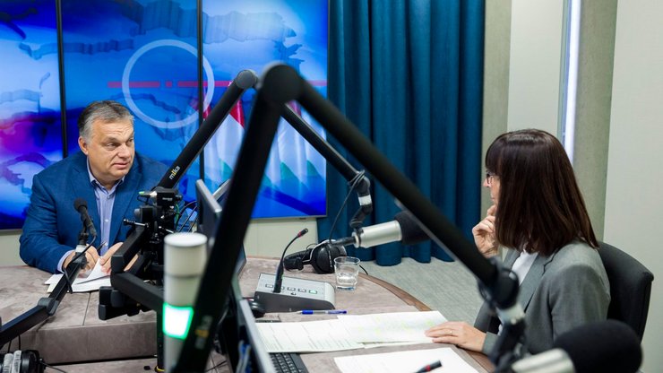Виктор Орбан в студии Kossuth Rádio общается с редактором Каталин Надь в студии