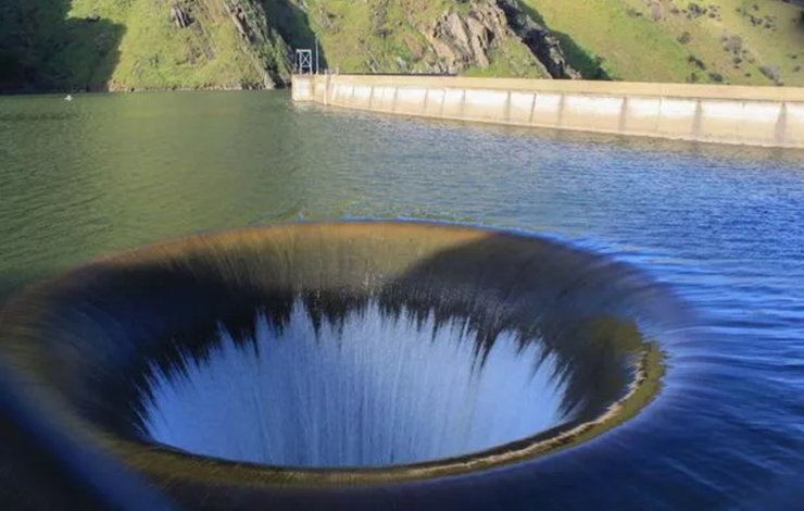 Водосброс Morning Glory Spillway в США, слив воды, озеро, водохранилище, дамба, плотина, гигантская воронка, портал в ад
