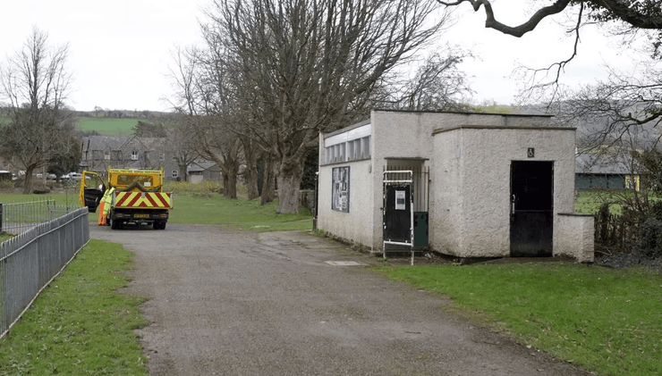 Общественный туалет, наводнения, паводки, туалет на сваях, похож на космический корабль, Ноев ковчег, деньги налогоплательщиков