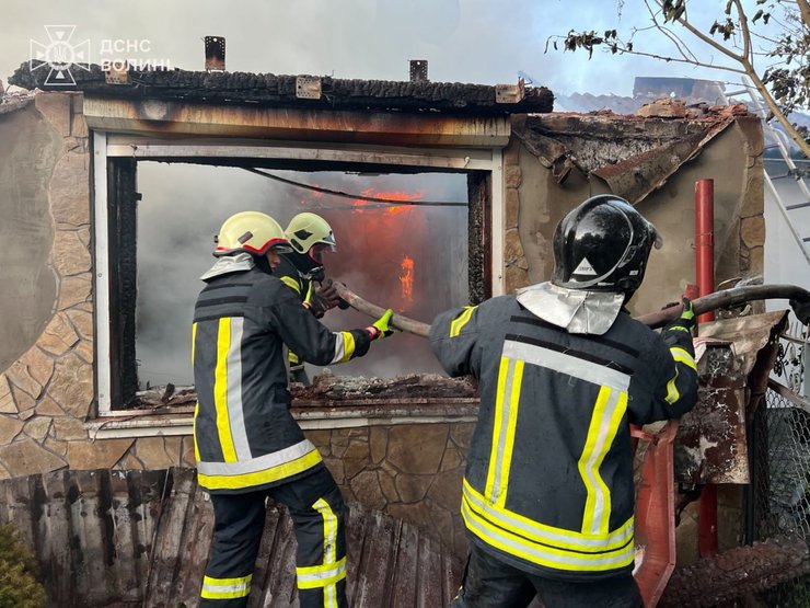 Пошкоджений будинок у Луцьку після нічної атаки 12 липня