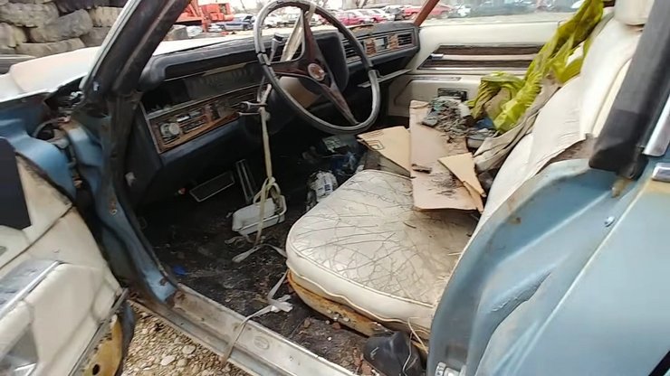 В салоне потрескалась кожа