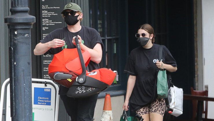 Руперт Гринт и Джорджия Грум с новорожденной дочерью