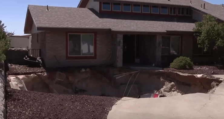 вирва, величезна вирва, вирва поруч із будинком, гігантська вирва, вирва на подвір'ї, почалася евакуація, дірка в саду, дірка в саду, будинок, житло