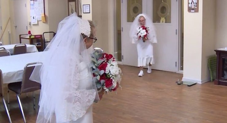 Невеста, пенсионерка, дом престарелых, свадьба, букет, церемония, вышла замуж сама за себя, вышла замуж