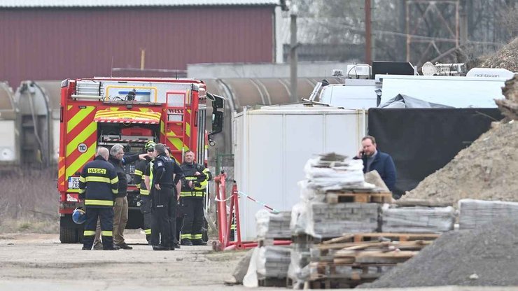 Вид на территорию промышленной зоны, где сгорел склад